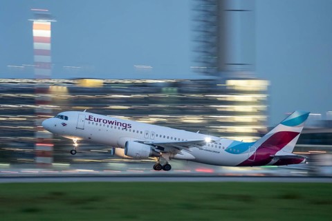 Eurowings Airbus A320, beim Start auf dem Flughaben Düsseldorf, DUS, Nordrhein-Westfalen,