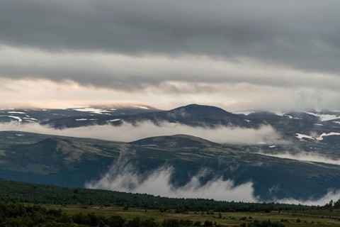 Weitläufige Berglandschaft unter bedecktem Himmel mit Wolkenfetzen, Pilgerweg Olavsweg, Olavsleden