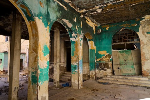 Lost Place, Verlassene Arkaden mit bunten Wänden im Inneren eines alten Gebäudes, Caserma Avieri,