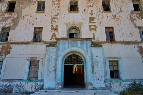 Lost Place, Der verlassene Haupteingang eines ehemals imposanten Gebäudes, Caserma Avieri,