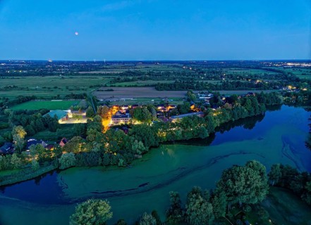 Blick auf Fünfhausen und den Sandbrack-See im Hamburger Ortsteil Kirchwerder bei Nacht. Im Osten