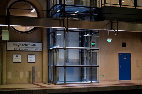Gläserner Aufzug, Haltestelle Maybachstrasse, U-Bahn, Stadtbahn, Bahnsteig, Bahnhof, ÖPNV,