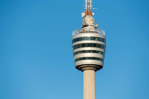 Moderner Fernsehturm vor klarem blauen Himmel, strukturelle Eleganz, Stuttgart-Degerloch,
