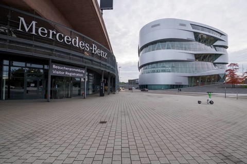 Moderne Architektur des Mercedes-Benz Museums mit fließenden Linien und Platten, Besucheranmeldung