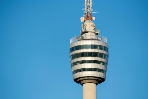 Moderner Turm unter klarem Himmel, Fokus auf strukturelle Details, Fernsehturm,