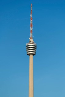 Hoher Fernsehturm mit Antenne vor einem klaren blauen Himmel, Stuttgart-Degerloch,