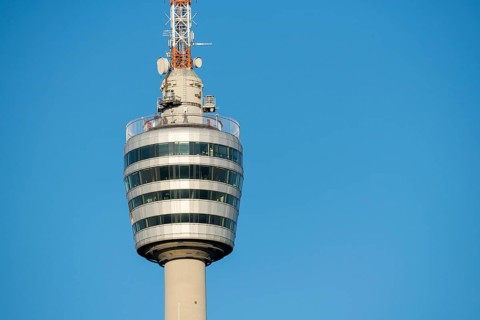Nahaufnahme eines modernen Fernsehturms vor einem klaren blauen Himmel, Stuttgart-Degerloch,