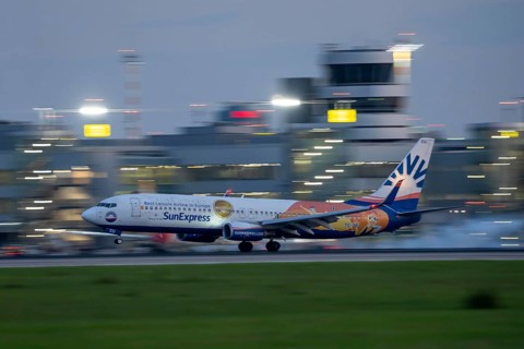 Sunexpress Boeing 737, landing at Düsseldorf Airport, North Rhine-Westphalia, Germany