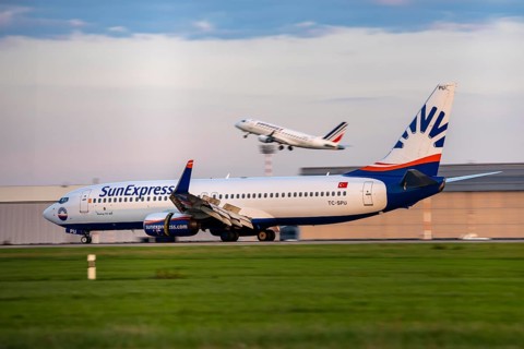 Sunexpress Boeing 737-800, lands, Air France Air France Hop, Embraer E170STD, takes off at