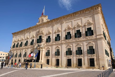 Building Auberge de Castille, official residence of the Prime Minister of Malta, in front of it