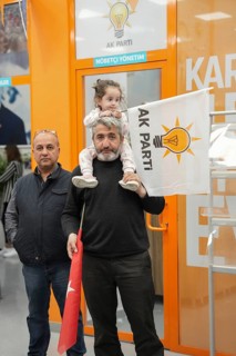 Gaziantep, Türkiye – May 28, 2023. Supporters of President Recep Tayyip Erdogan celebrate in the
