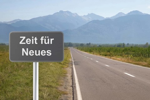 (Photomontage) A sign on a country road points in the direction of ZEIT FÜR NEUES