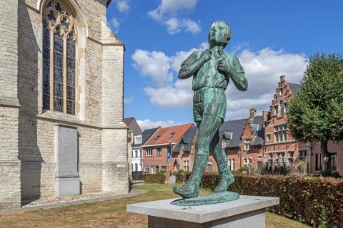 Statue Anzie Seppe, chiro boy in front of the Sint-Petruskerk, Saint Peter's Church in the village