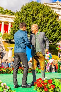Bavarian Radio presenter Dominik Göbl in conversation with the head of the Paulaner Brewery Andreas
