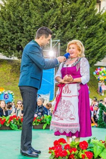 Bavarian Radio presenter Dominik Göbl in conversation with Elisabeth Polaczy, head of the historic