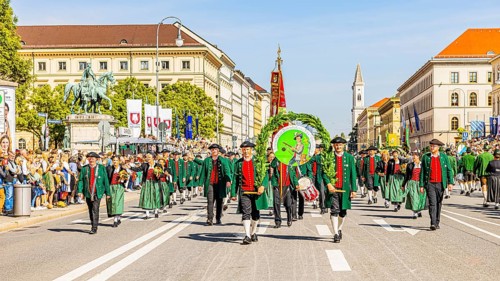 Dietershofen firearms club from Unterallgäu, traditional traditional costume and marksmen's parade,