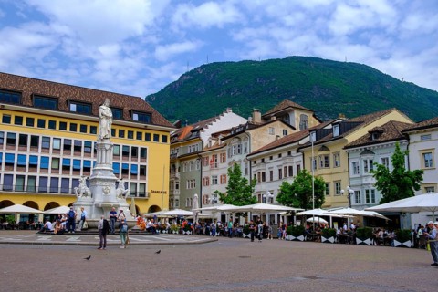 Waltherplatz square with Walter von der Vogelweide monument, Bolzano, South Tyrol, Italy