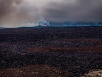 Lava, lava field, mountains, ash cloud, volcanic eruption, Sundhnúkur crater chain, July 2025,