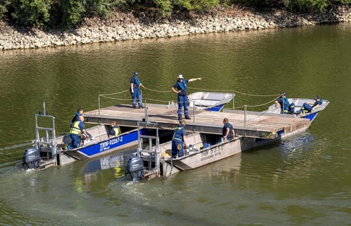 Exercise run of a multi-purpose pontoon in the Rhine harbour, of the specialist group for water