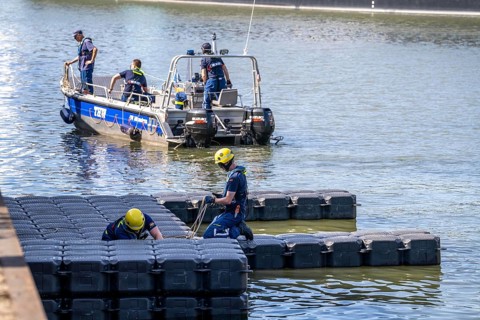 Construction of a floating platform with the jet-float system, this can be used as a work platform,