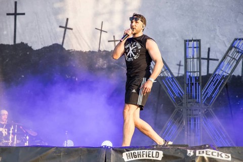 Swiss, singer of the band Swiss und die Andern at the Highfield Festival on Saturday, Störmthaler