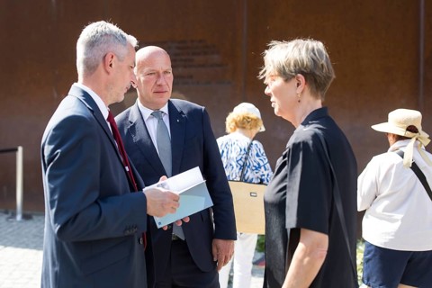 Kai Wegner (Governing Mayor of Berlin) in conversation after a wreath-laying ceremony to