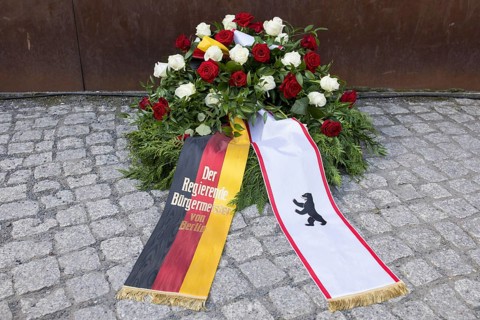 Wreath laid by Kai Wegner (Governing Mayor of Berlin) at a wreath-laying ceremony to commemorate