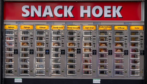 Vending machine restaurant, Snack Hoek, fast food dishes are pre-prepared and then placed in the