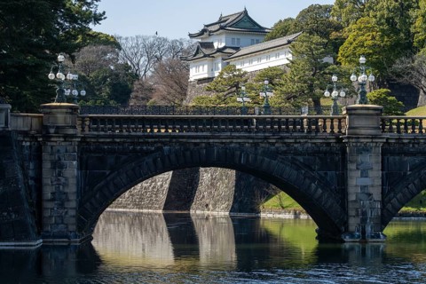 Tokyo Imperial Palace behind bridge, Kokyogaien National Garden, Chiyoda, Tokyo Prefecture, Tokyo,
