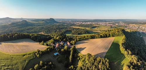 Luftbild, Panorama von einer vulkanisch geprägten Landschaft im Abendlicht, im Vordergrund der