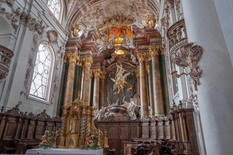 Chancel with the Assumption of the Virgin Mary with twelve apostles, a work created by Egid Quirin