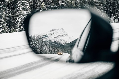 Winter road trip on the Icefields Parkway with lots of snow and ice, Banff National Park, Jasper