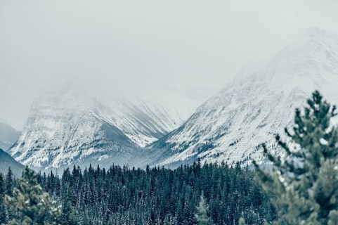 Winter road trip on the Icefields Parkway with lots of snow and ice, Banff National Park, Jasper