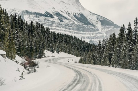 Winter road trip on the Icefields Parkway with lots of snow and ice, Banff National Park, Jasper