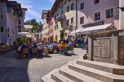 Market fountain, stone fountain, pedestrian zone, stairs, general architecture, historical