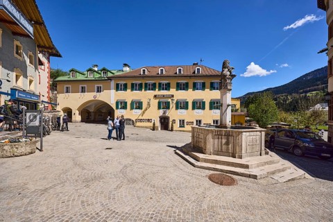 Market fountain, Gasthof Neuhaus, pedestrian zone, historical buildings, fountain, square,