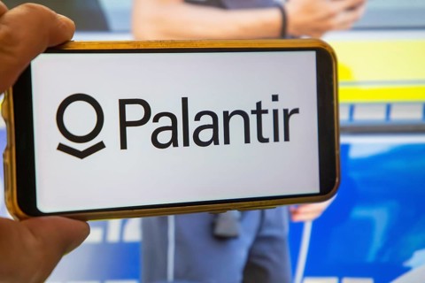 (Photomontage) Palantir symbolic image: PALANTIR logo on a smartphone, a police officer in the