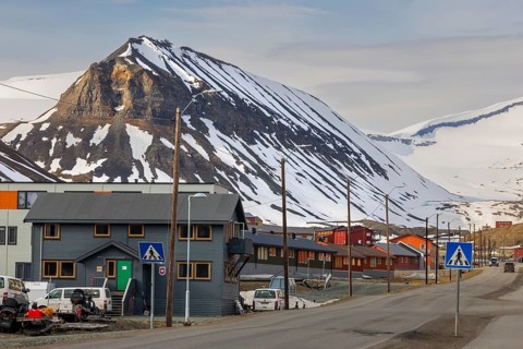 Vei 500, colourful wooden houses in front of a mountain range, road, Longyearbyen, Spitsbergen,