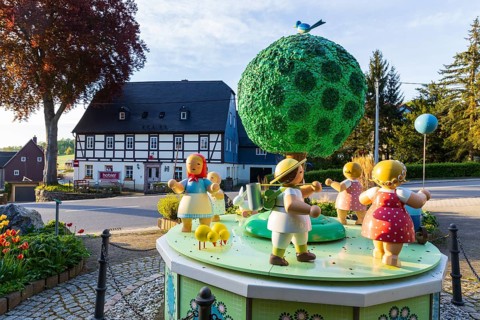 Summer version of the music box with figures by Wendt & Kühn in the centre of Grünhainichen,