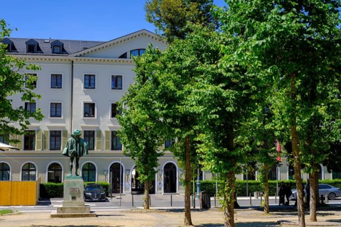 Hessian state parliament with state flag in the former Nassau city palace, Wiesbaden, Hesse,