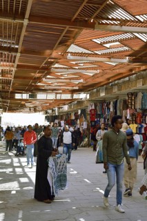Bazaar with tourists at the temple of Hatshepsut, mortuary temple of Hatshepsut, Deir el-Bahari,