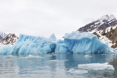 Iceberg in front of a mountain range, glacier ice, Smeerenburgbreen, Scandinavia, Spitsbergen