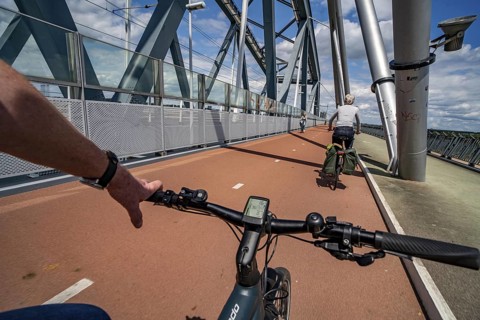 Ride over the Snelbinder Brug bicycle and pedestrian bridge, over the river Waal near Nijmegen, was