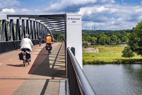 De Massover cycle path bridge, over the Meuse south of Nijmegen, near Cuijk, part of the