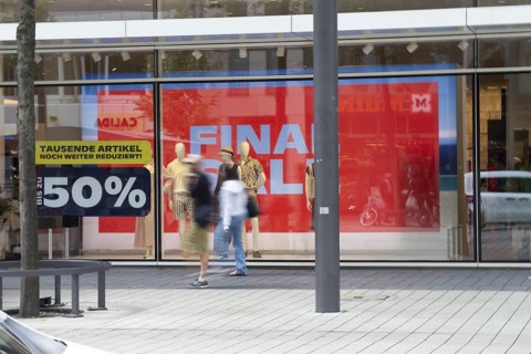 Summer sales: discounts are advertised in the windows of Peek & Cloppenburg (Mannheim)
