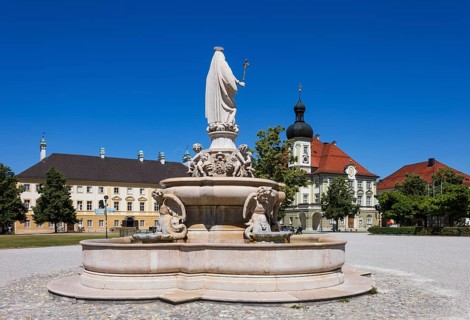 Marienbrunnen with town hall, Kapellplatz, place of pilgrimage, Altötting, Upper Bavaria, Bavaria,