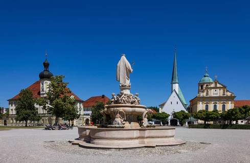 Marienbrunnen with town hall Chapel of Grace and Sankt Magdalena church, Kapellplatz, place of