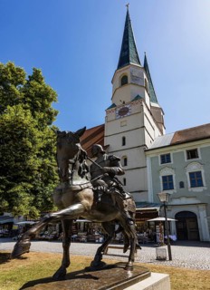 Equestrian statue, Field Marshal Tilly monument on Kapellplatz with the collegiate parish church of