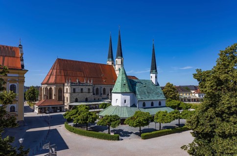 Chapel of Grace and Stiftspfarrkirche Sankt Philippus und Jakobus am Kapellplatz, place of