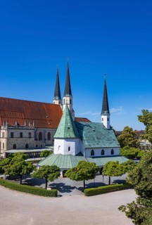 Chapel of Grace and Stiftspfarrkirche Sankt Philippus und Jakobus am Kapellplatz, place of